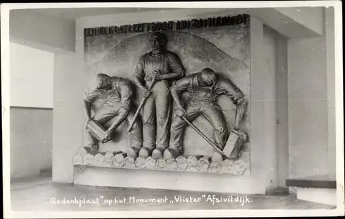 Foto Ak Friesland Niederlande, Gedenkplaat op het Monument Vlieter Afsluitdijk