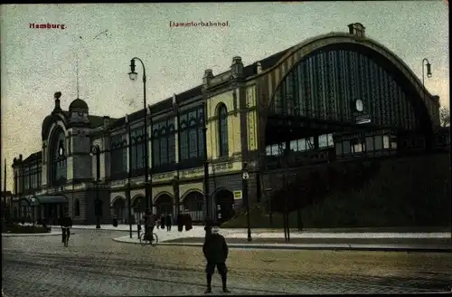 Ak Hamburg Altstadt, Partie am Dammtorbahnhof, Passanten