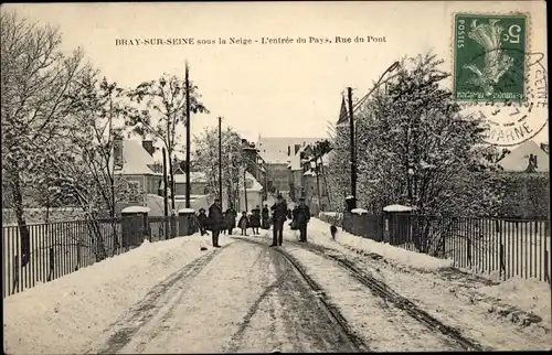 Ak Bray sur Seine Seine et Marne, L'Entree du Pays, Rue du Pont