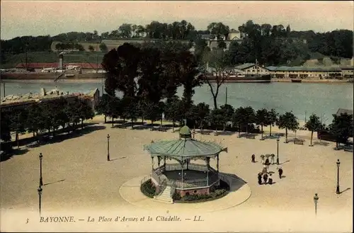 Ak Bayonne Pyrénées Atlantiques, La Place d'Armes, La Citadelle, Kiosque