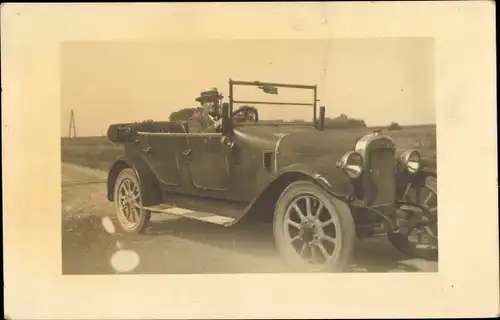 Foto Ak Mann am Steuer eines Automobils