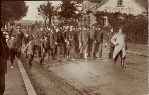 Foto Ak Französische Kriegsgefangene auf dem Marsch 1912, Soldaten in Uniform