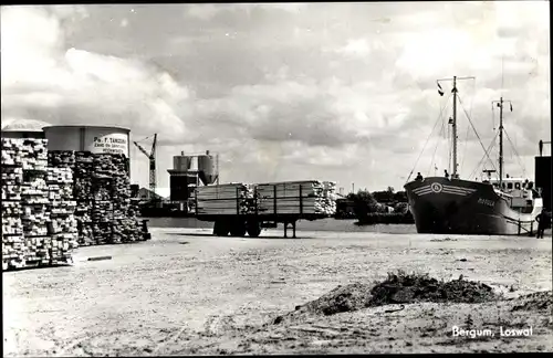 Ak Bergum Burgum Friesland Niederlande, Loswal, Hafenpartie, Segelschiff, Holzlager