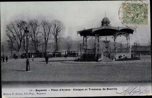 Ak Bayonne Pyrénées Atlantiques, Place d'armes, Kiosque et Tramway de Biarritz