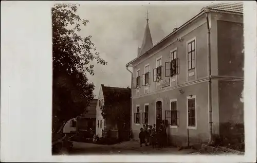 Foto Ak Unbekannter Ort Österreich, Straßenpartie mit Wohnhaus