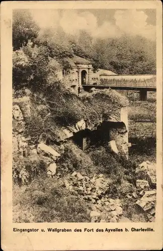 Ak Charleville Marne, Eingangstor und Wallgraben des Fort des Ayvelles
