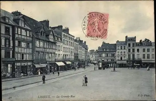 Ak Lisieux Calvados, Grande Rue, Fachwerkhäuser, Personen