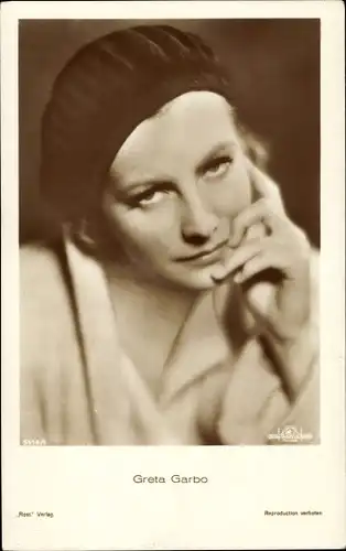 Ak Schauspielerin Greta Garbo, Portrait mit Mütze