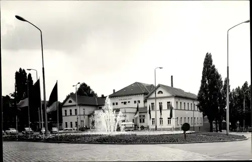 Foto Ak Eisenberg in Thüringen, Karl Marx Platz, Fontäne