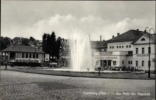 Ak Eisenberg in Thüringen, Platz der Republik, Karl Marx Lichtspiele, HO Gaststätte, Fontäne