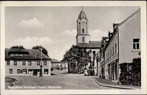 Ak Bad Brambach im Vogtland, Marktplatz, Kirche