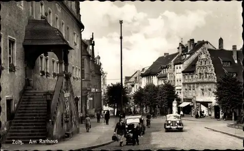 Ak Zeitz im Burgenlandkreis, Straßenpartie am Rathaus, Automobile