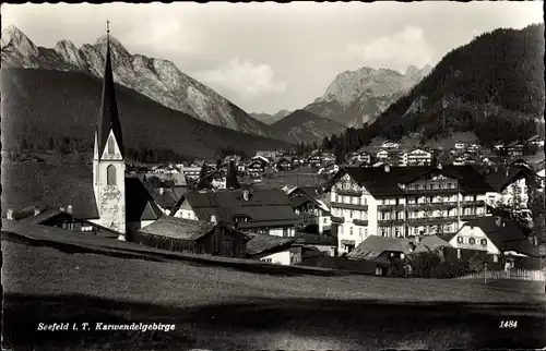 Ak Seefeld in Tirol, Teilansicht des Ortes, Kirchturm, Karwendelgebirge