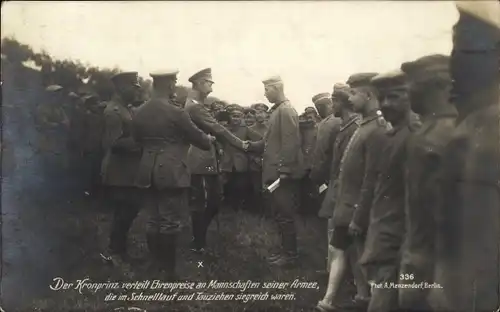 Ak Kronprinz Wilhelm von Preußen verteilt Ehrenpreise an Mannschaften seiner Armee