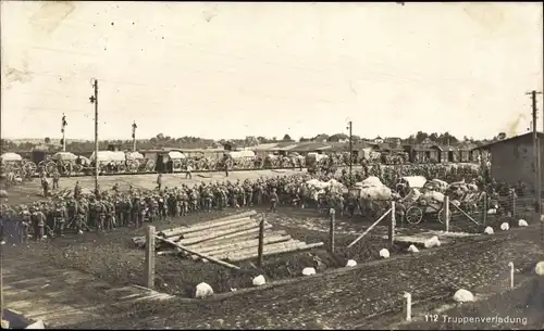 Ak Deutsche Soldaten, Truppenverladung, Fuhren, Güterwagons