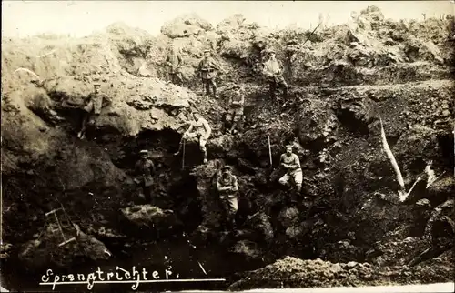 Foto Ak Deutsche Soldaten in Uniform in einem Sprengtrichter, Sommeschlacht 1916, 1. WK