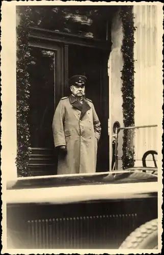 Foto Ak Generalfeldmarschall Paul von Hindenburg vor seinem Hauptquartier ?, Automobil, 1. WK