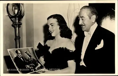 Ak Schauspielerin Deanna Durbin und Schauspieler Adolphe Menjou