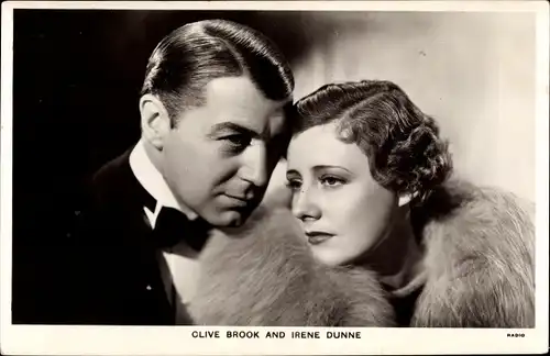 Ak Schauspielerin Irene Dunne und Schauspieler Clive Brook, Pelzschal