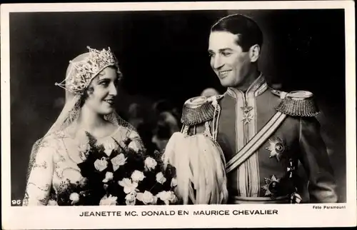 Ak Schauspielerin Jeanette McDonald, Schauspieler Maurice Chevalier, Filmszene