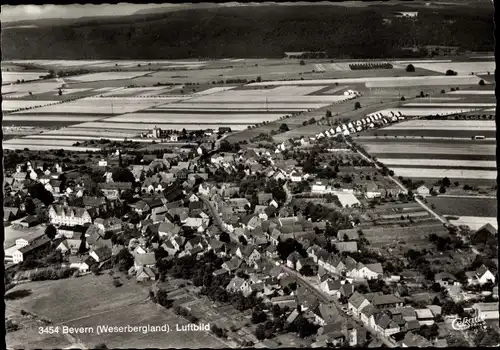 Ak Bevern Weserbergland, Blick auf den Ort, Fliegeraufnahme