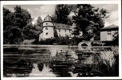 Ak Mitwitz in Oberfranken, Schloss mit Schlossgraben und Brücke
