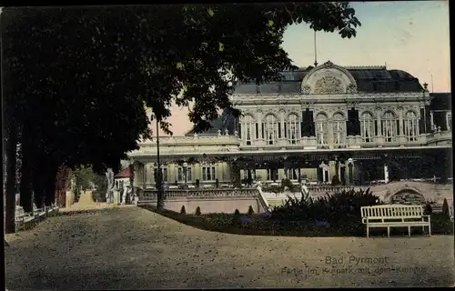 Ak Bad Pyrmont in Niedersachsen, Partie im Kurpark mit Kurhaus