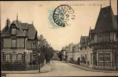 Ak Deauville sur Mer Calvados, la rue du Cercle, Fachwerkhäuser