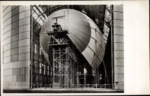 Ak Zeppelin Luftschiff LZ 129 Hindenburg in Bau, Luftschiffhalle