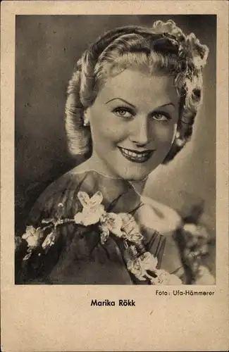 Ak Schauspielerin Marika Rökk, Portrait, Blume im Haar