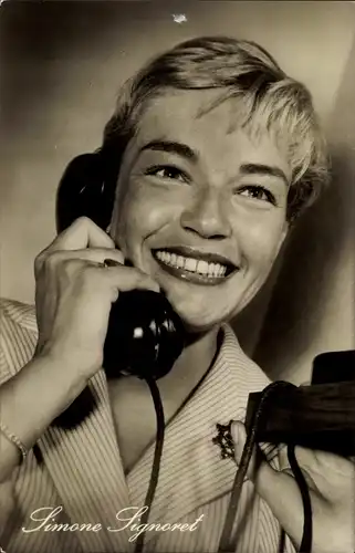 Ak Schauspielerin Simone Signoret, Telefon, Portrait, Die Hexe von Salem