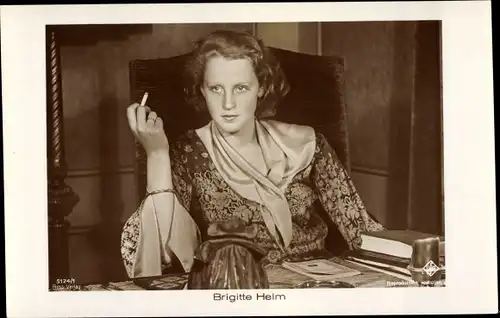 Ak Schauspielerin Brigitte Helm, bekannt aus Metropolis, Zigarette