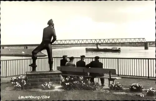 Ak Lauenburg an der Elbe, Blick zur Brücke, Statue, Bank Partie