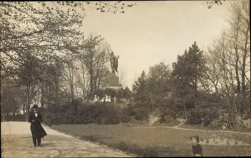 Foto Ak Schleswig an der Schlei, Peter v. Schneckenberg, Statue, Parkpartie, Juli 1914