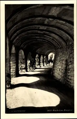 Ak Flexenstraße Flexenpass Vorarlberg, Gebäude, Bogen, Touristen