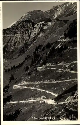 Ak Flexenstraße Flexenpass Vorarlberg, Gesamtansicht, Berge, Straße