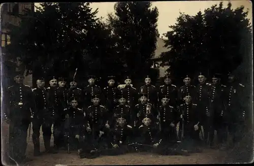 Ak Neumünster in Holstein, Soldaten, Kaiserreich, I. WK, Gruppenbild