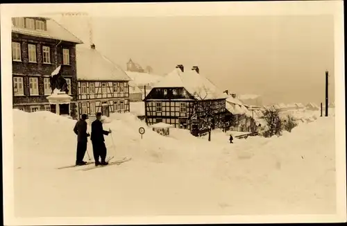 Ak Sankt Andreasberg Braunlage im Oberharz, Ortspartie, Skiläufer, Winter