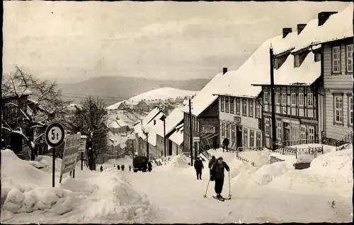 Ak Sankt Andreasberg Braunlage im Oberharz, Ortspartie, Skiläufer, Winter