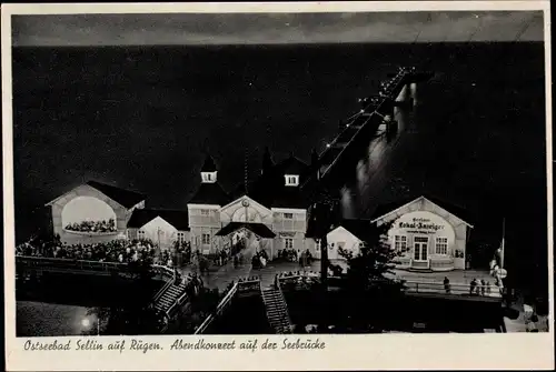 Ak Ostseebad Sellin auf Rügen, Abendkonzert auf der Seebrücke, Nachtbeleuchtung