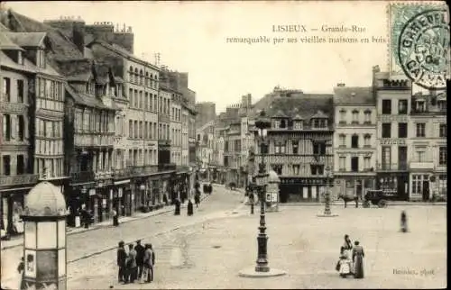 Ak Lisieux Calvados, Grande Rue, Fachwerkhäuser, Personen