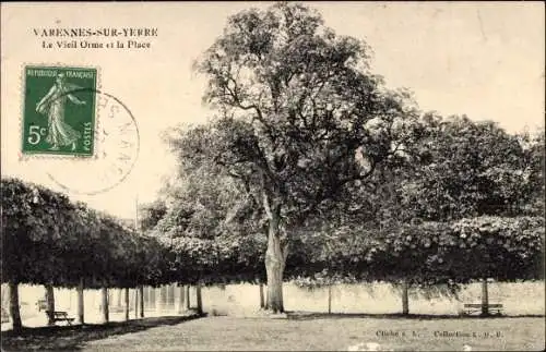 Ak Varennes sur Yerre Essonne, Le Vieil Orme, La Place