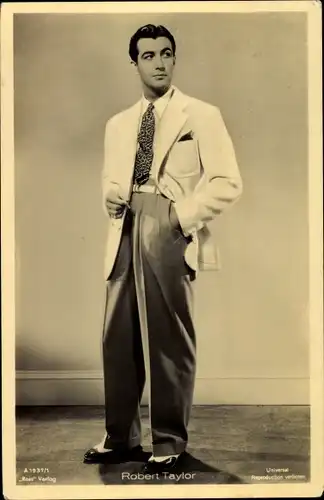 Ak Schauspieler Robert Taylor, Portrait mit Zigarette, Ross Verlag A 1937 1