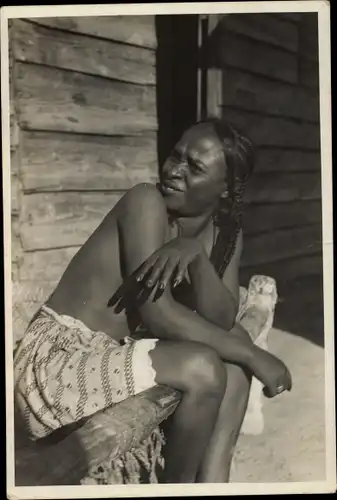 Foto Portrait einer Afrikanerin vor einer Holzhütte
