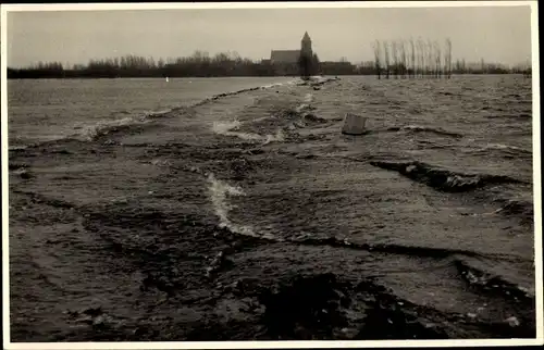 Foto Ak Niederlande, Watersnood, Überschwemmung, Im Hintergrund Kirche