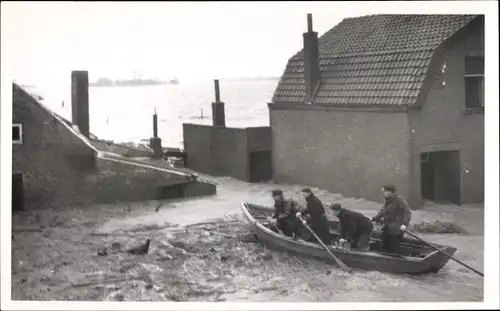 Foto Ak Niederlande, Überschwemmter Ort, Häuser, Ruderboot