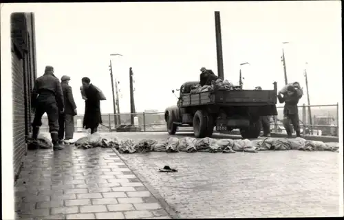 Foto Ak Niederlande, Vor der Überschwemmung, Sandsäcke, Lastwagen, Autokennzeichen K 2880