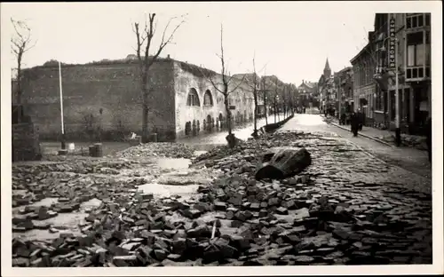 Foto Ak Niederlande, Überschwemmter Ort, Wasserschäden