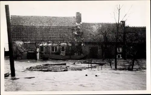 Foto Ak Niederlande, Überschwemmtes Haus, Ruderboot