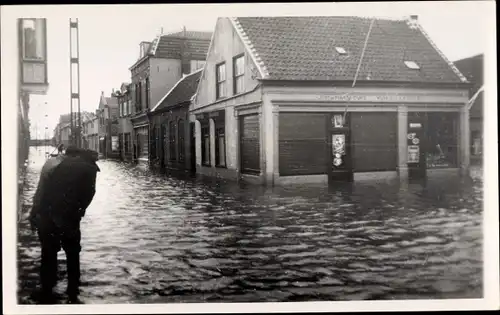 Foto Ak Niederlande, Überschwemmter Ort, Passanten, Laden